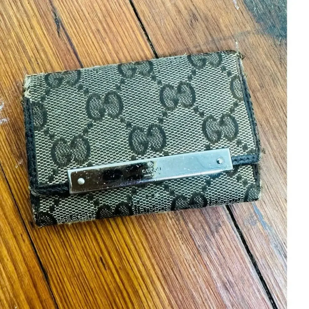 Vintage GUCCI Beige Canvas GG Logo Silver Accented Key Holder Case